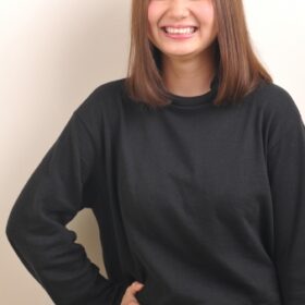 M_PLUS-腰に手を当てる女性