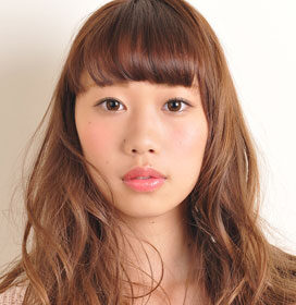 M_PLUS-毛先ウエーブの女性