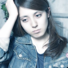 grow-髪に手を当てる女性