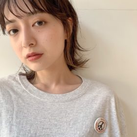 レイヤーが入っって動きのあるショートボブの女性の写真