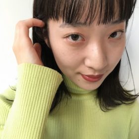 前髪がそろった外はねミディアムの女性の写真