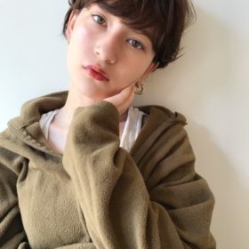 動きがあるふんわりショートヘアの女性の写真