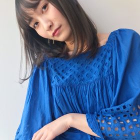前髪が眉毛までのストレートミディアムの女性の写真