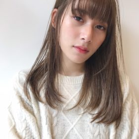 前髪があるストレートロングの女性の写真