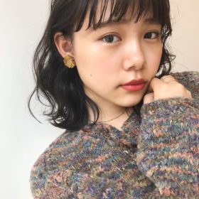 パーマをかけたミディアムの女性の写真