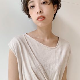 ふんわりパーマのショートの女性の写真