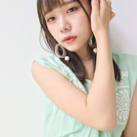 前髪がそろった前髪のストレートロングの女性の写真