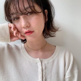 襟足が外はねのボブヘアの女性の写真