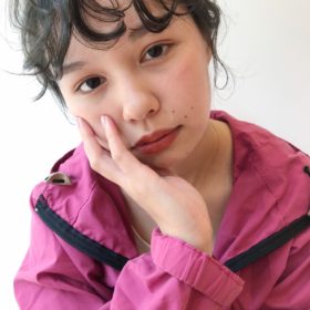 頬づえをついたショートの女性の写真