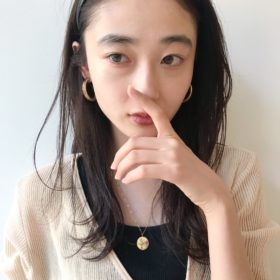 カチューシャをした黒上のロングヘアの女性の写真