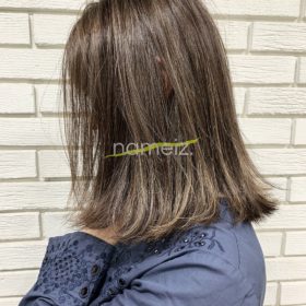 カジュアルハイライト外ハネミディアムの写真