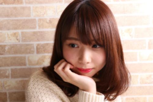 アウラのブラウンのミディアムヘアの写真