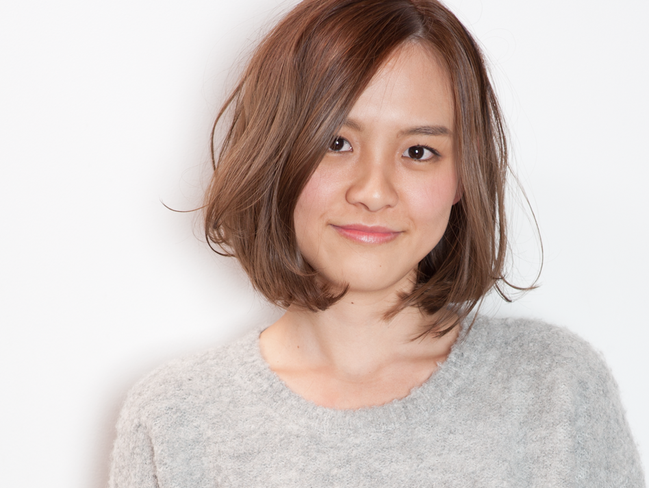アクシスのボブスタイルの女性の写真