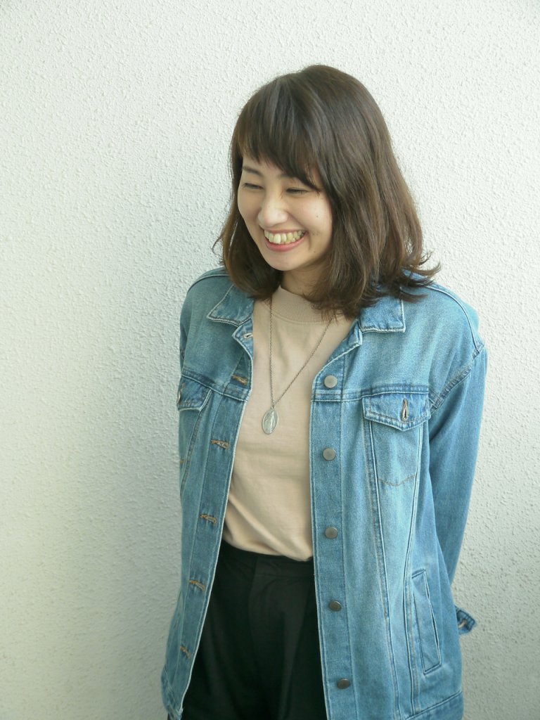 クロロムのナチュラルなミディアムヘアの女性の写真