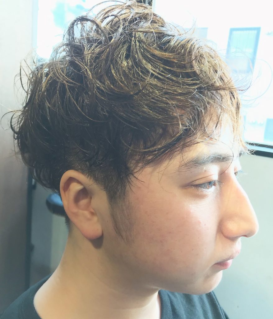 メイカのハイライトとパーマをかけたメンズスタイル