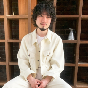 男性美容師が座っている写真