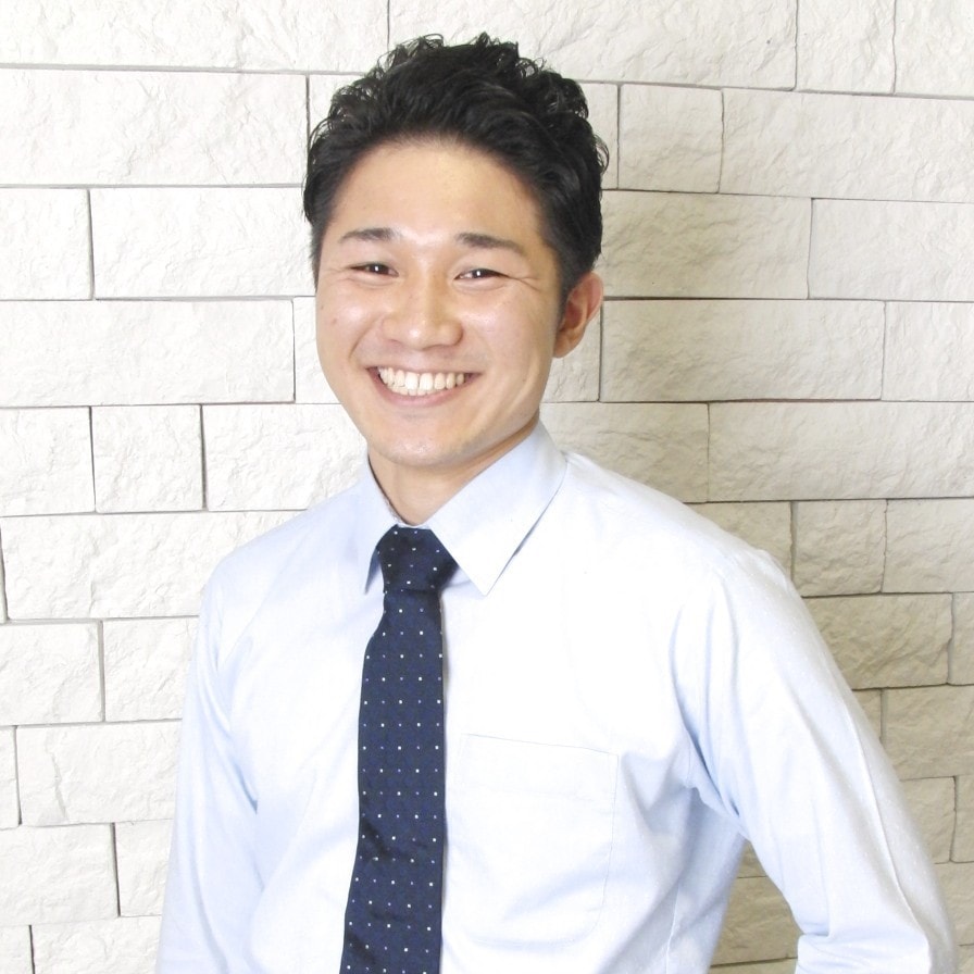 笑顔のショートヘアスタイルの男性の写真