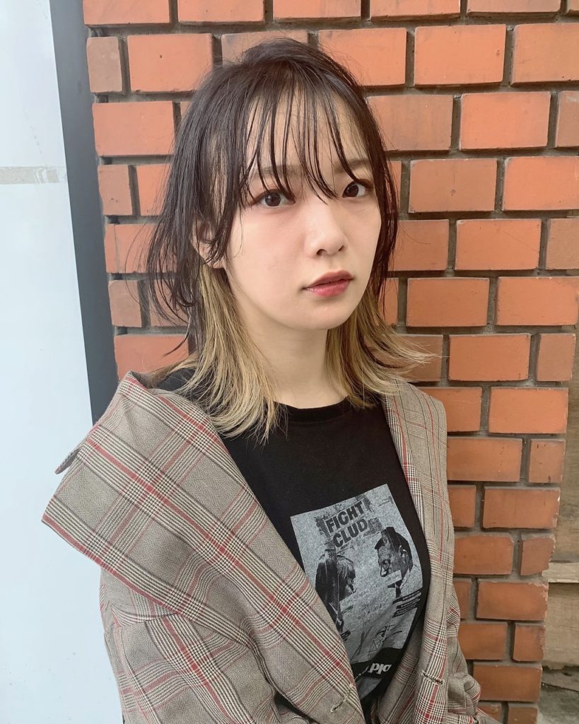 インナーカラーが入ったウルフスタイルの写真