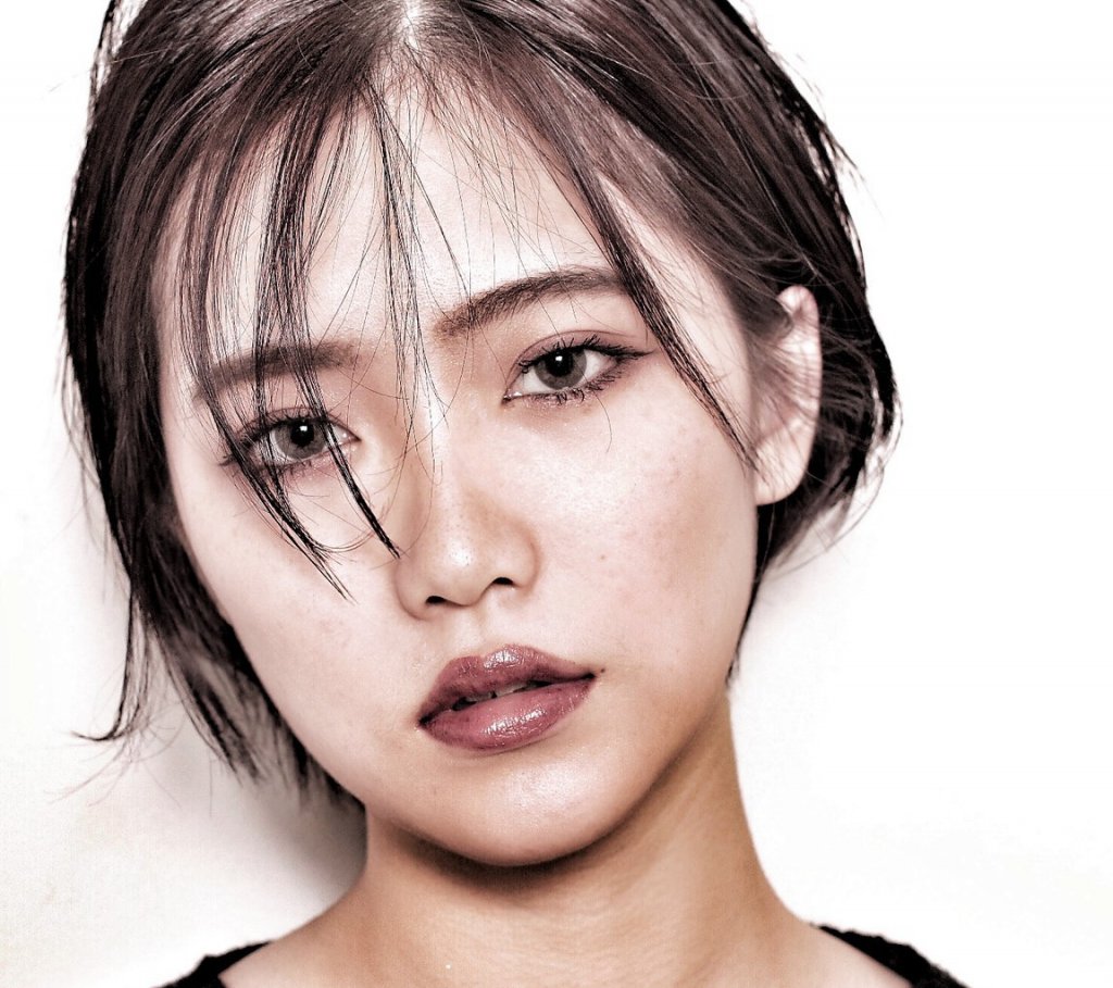 style-こちらを見るショートヘアの女性