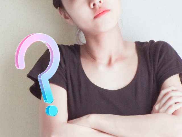 悩む女性の写真