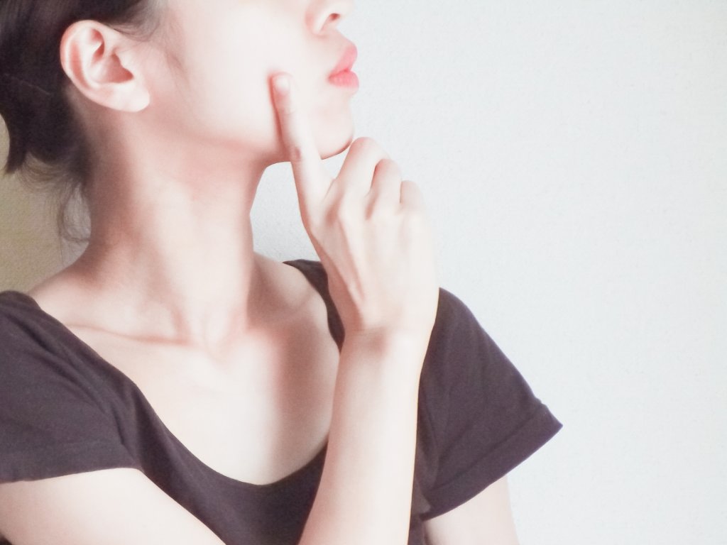 color-or-pama-考える女性