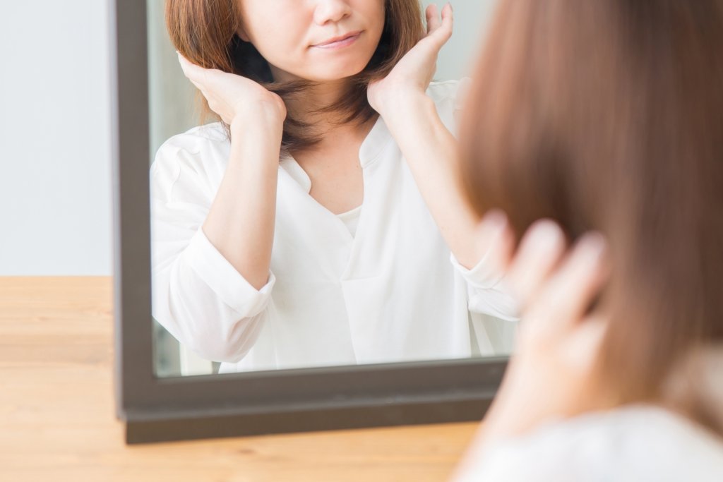 young-look-hairstyle-悩む女性