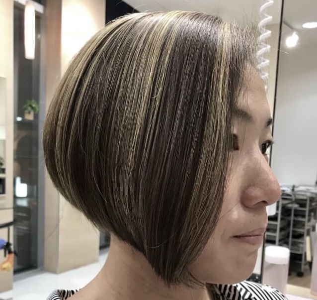 ハイライトが入ったアッシュヘアカラーの女性の写真
