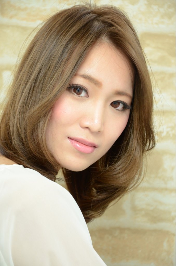 セミロングの女性の写真
