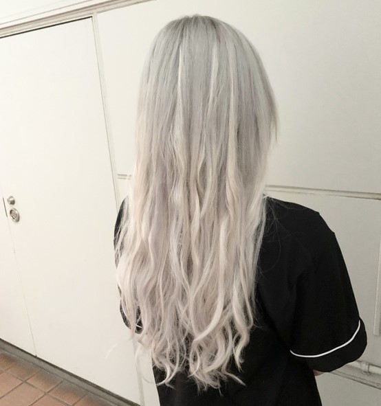 白い髪色の女性の写真