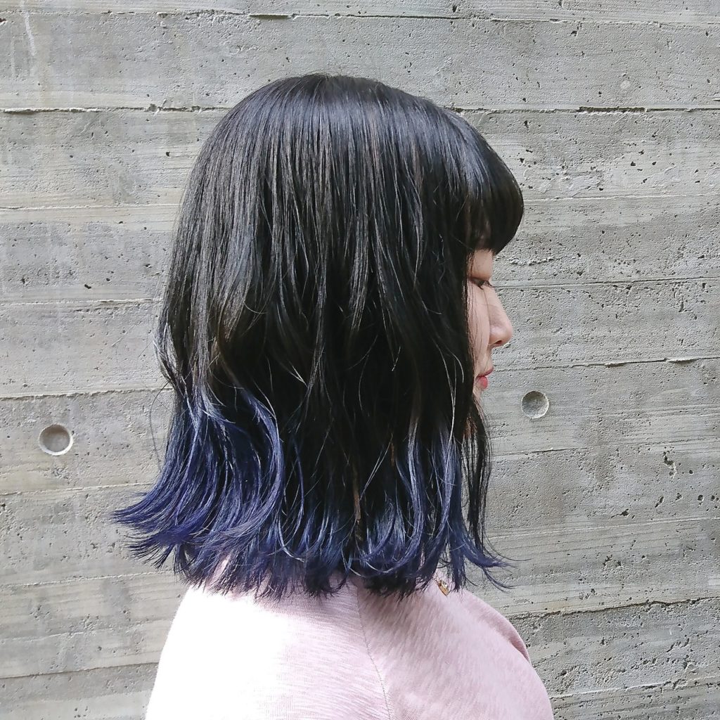 毛先に明るい色を入れる裾カラースタイルの写真