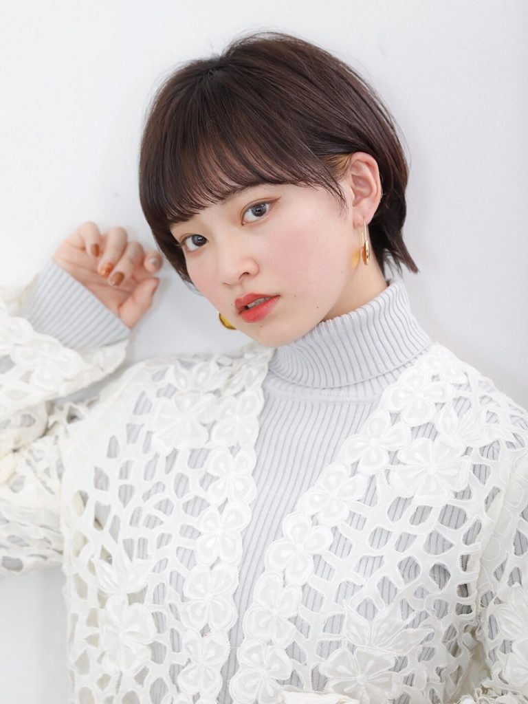 後頭部の自然な丸みがあるショートスタイルの女性の写真