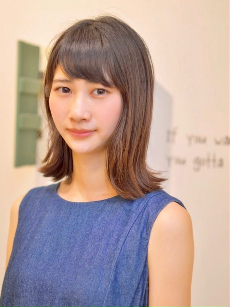 首回りの髪にくびれが入ったミディアムスタイルの女性の写真