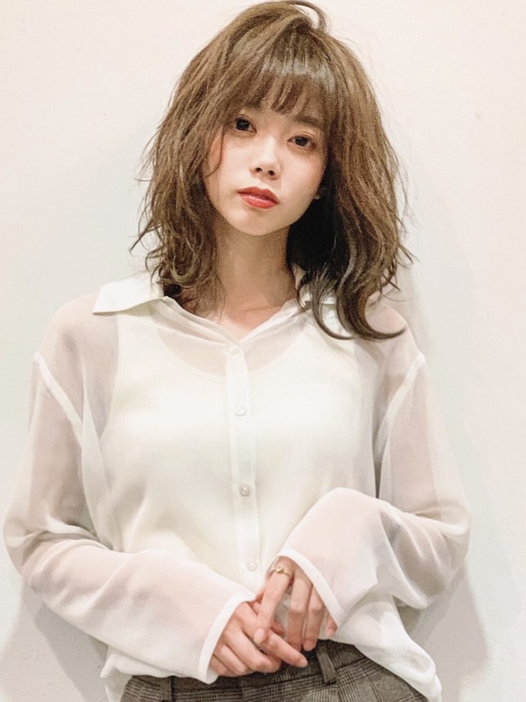 パーマがかかったミディアムスタイルの女性の写真