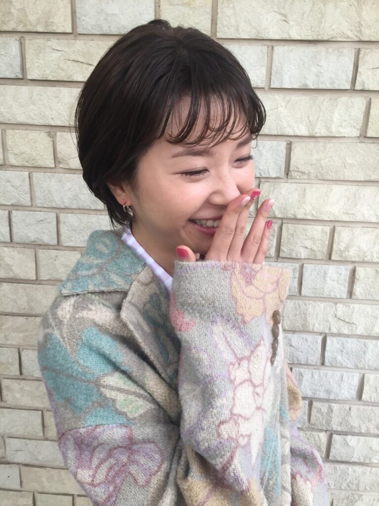 スッキリとした女性らしいショートボブスタイルの写真