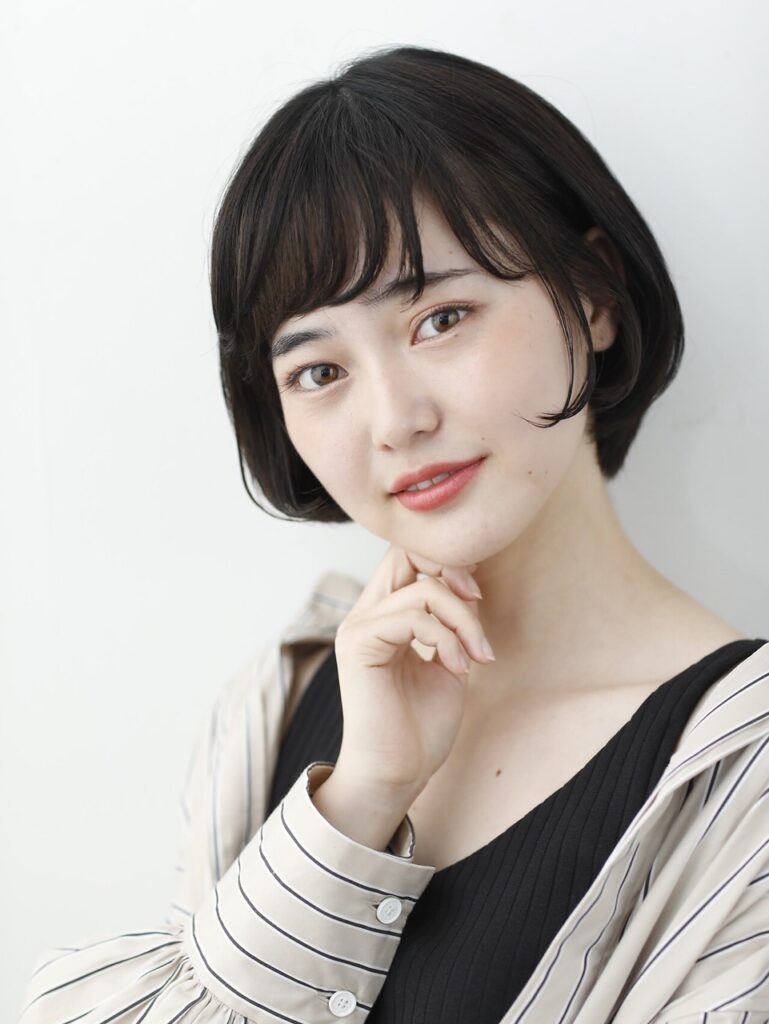内巻きのボブスタイルの写真