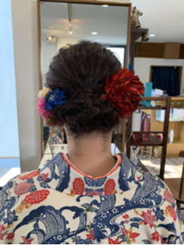 両サイドに大きめの花のヘアアクセサリーが付いたスタイルの写真