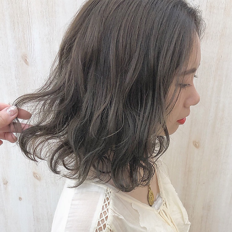 グレージュカラーの女性のヘアスタイルの写真