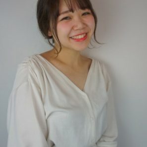 ランプライトの女性スタイリスト村上さんの写真