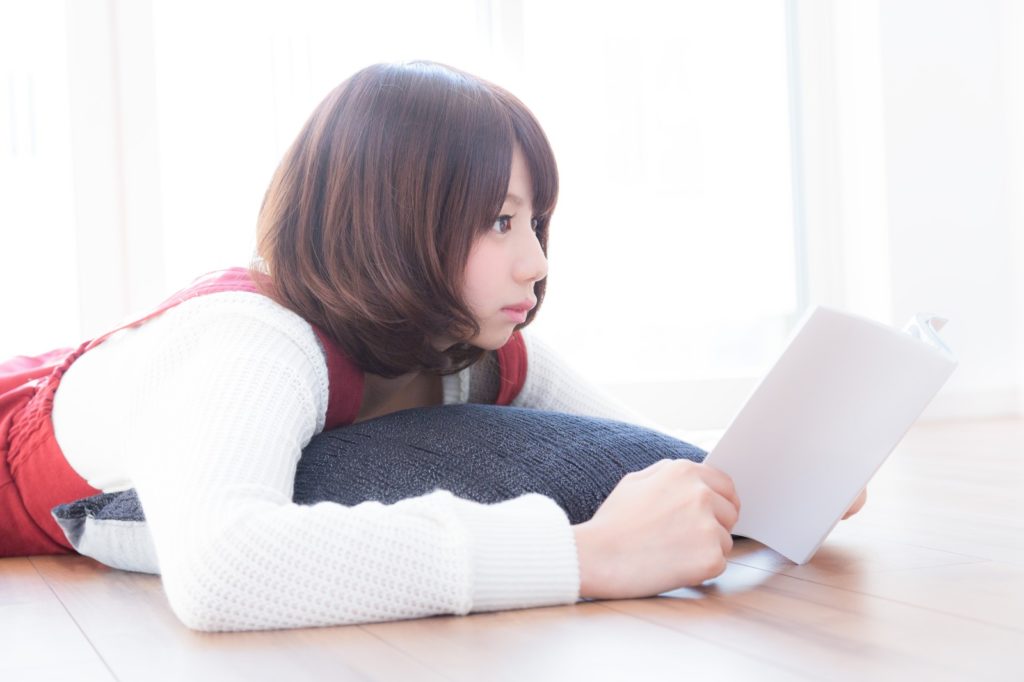 本を読むボブスタイルの女性の写真