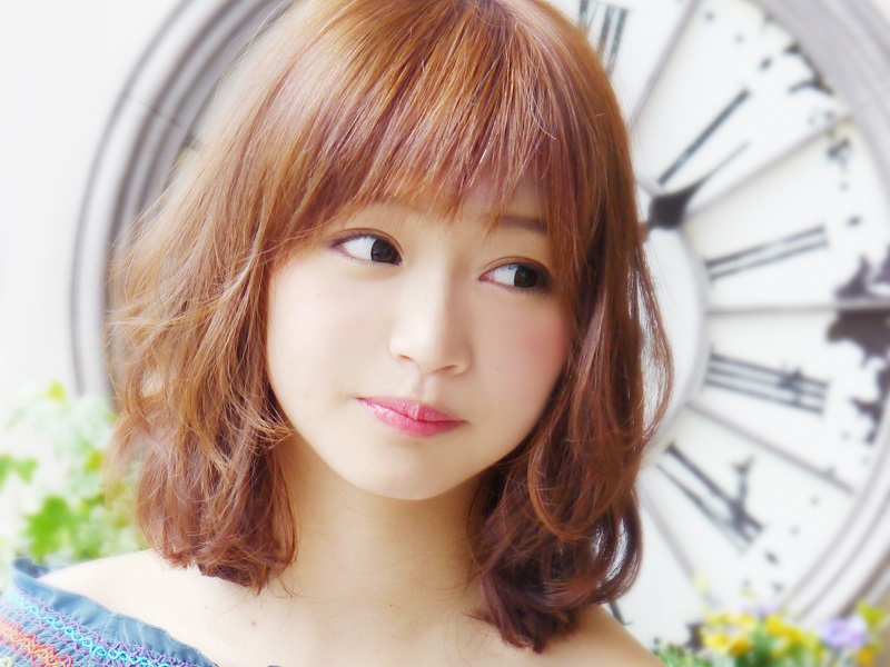 nagoya-color-ブラウンのふんわりしたミディアムヘアの女性