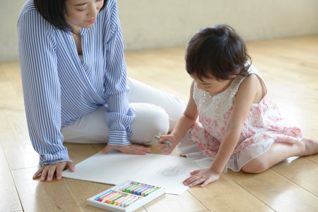 子供を見守る母親の写真