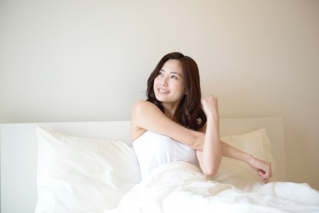 気持ちよく目覚めた女性の写真