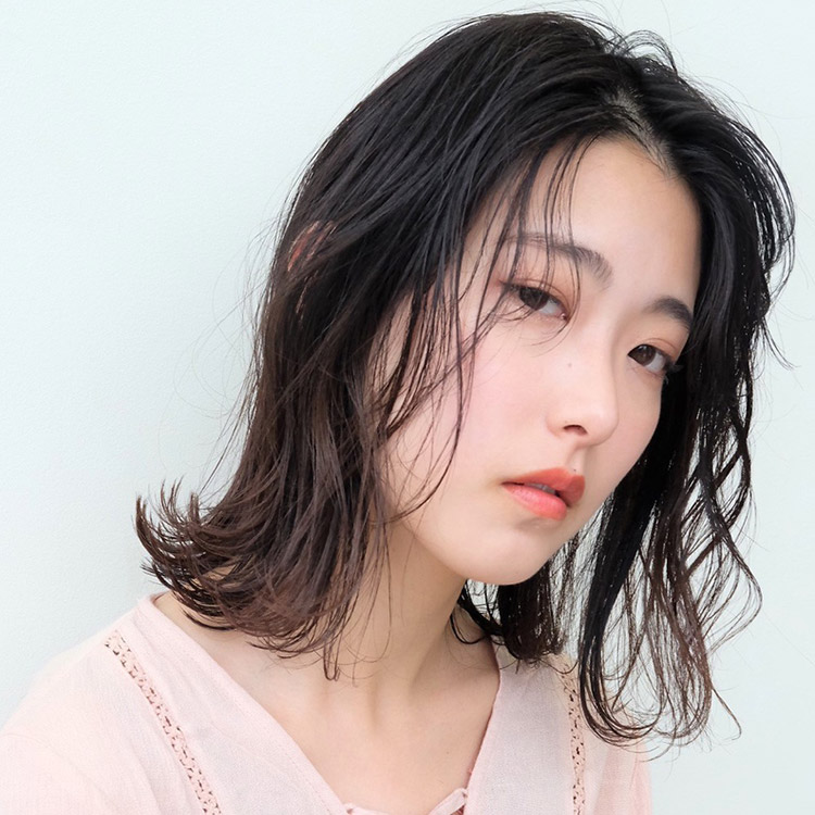 前髪なしの外ハネミディアムスタイルの女性の写真