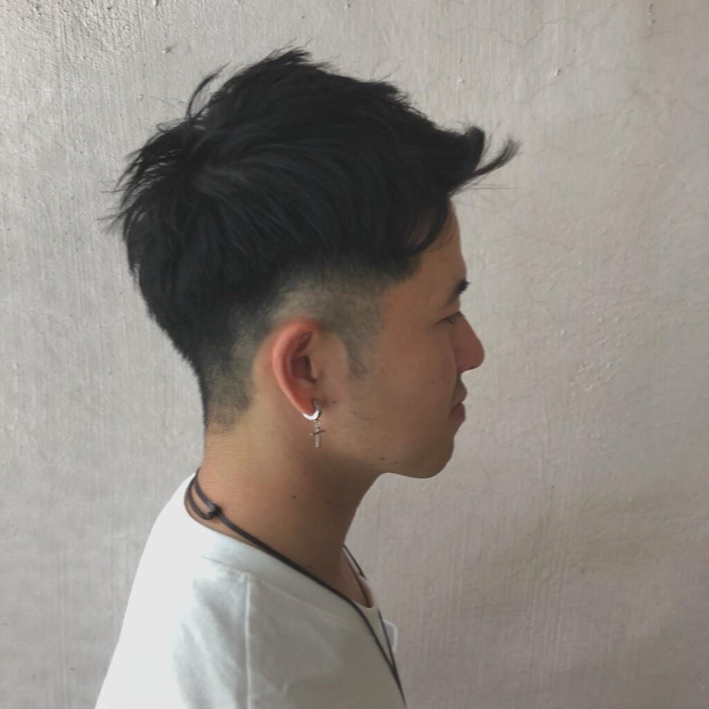 ソリストの横を向いた男性の写真
