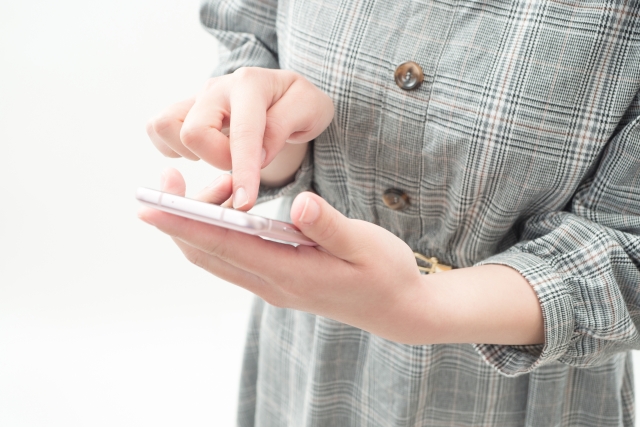 スマホを操作する女性の写真