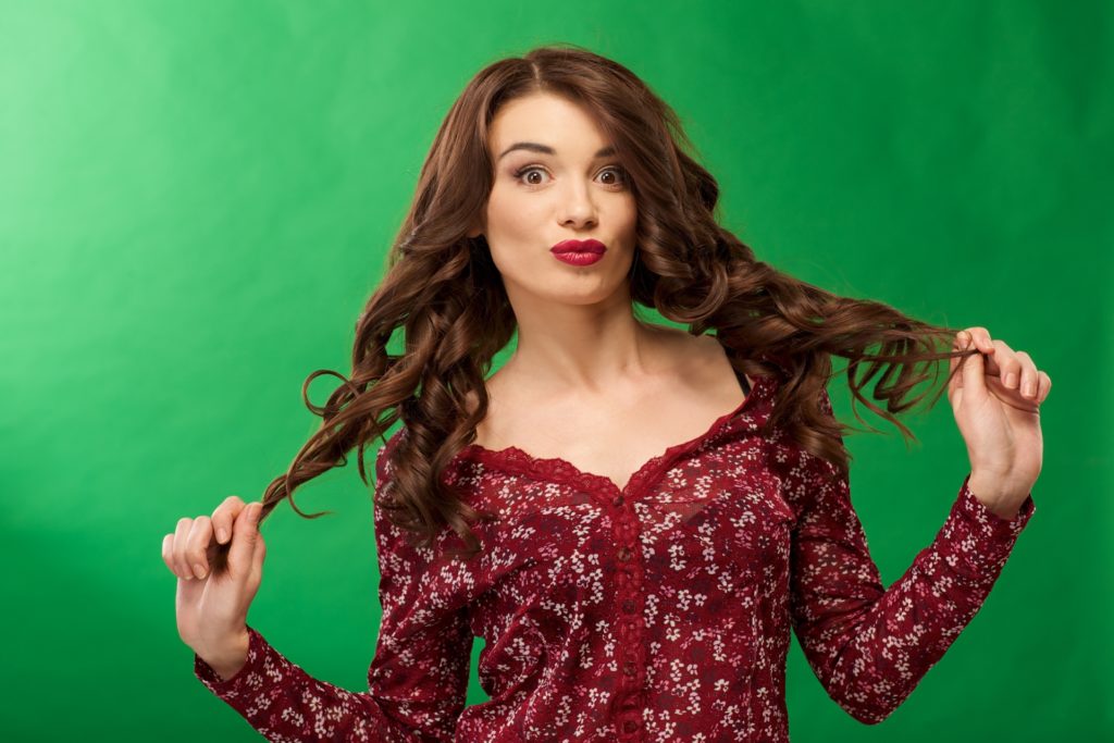 カーリーヘアの女性の写真