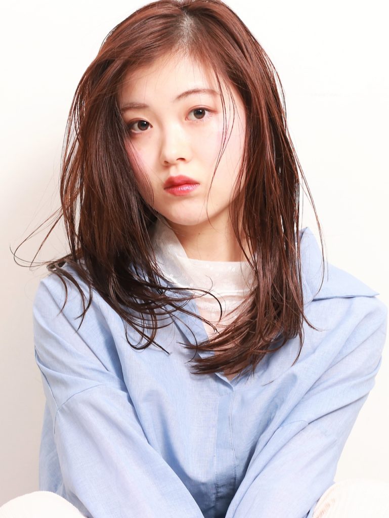 セミロングヘアスタイルの写真