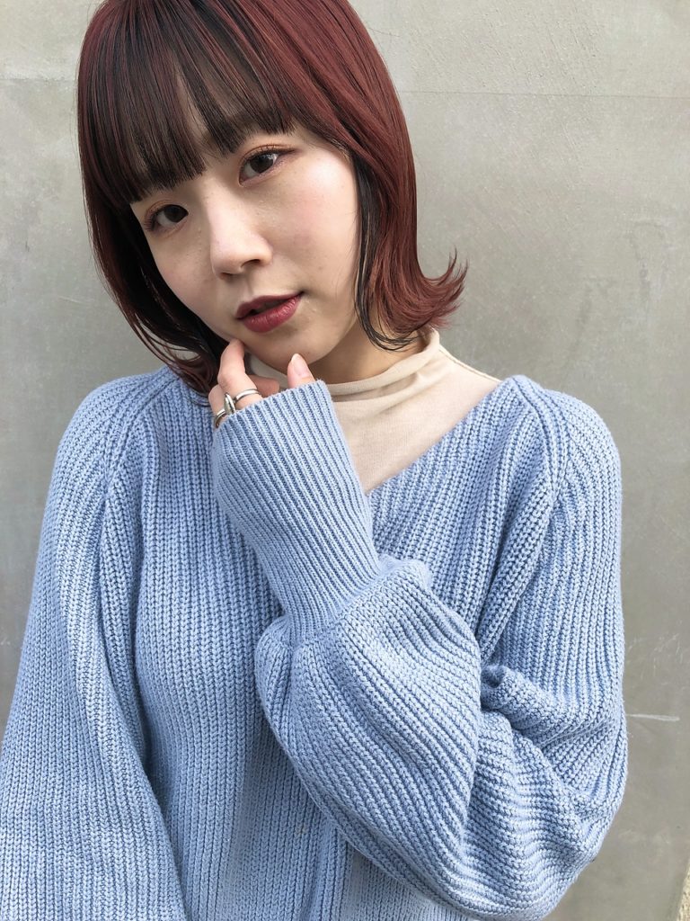 外はねミディアムヘアスタイルの写真