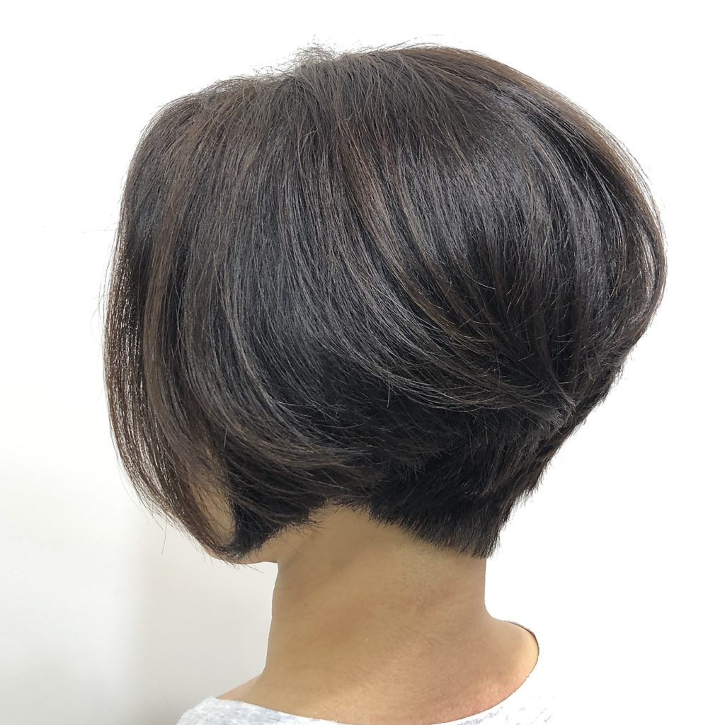 ショートスタイルの後ろを向いた女性の写真