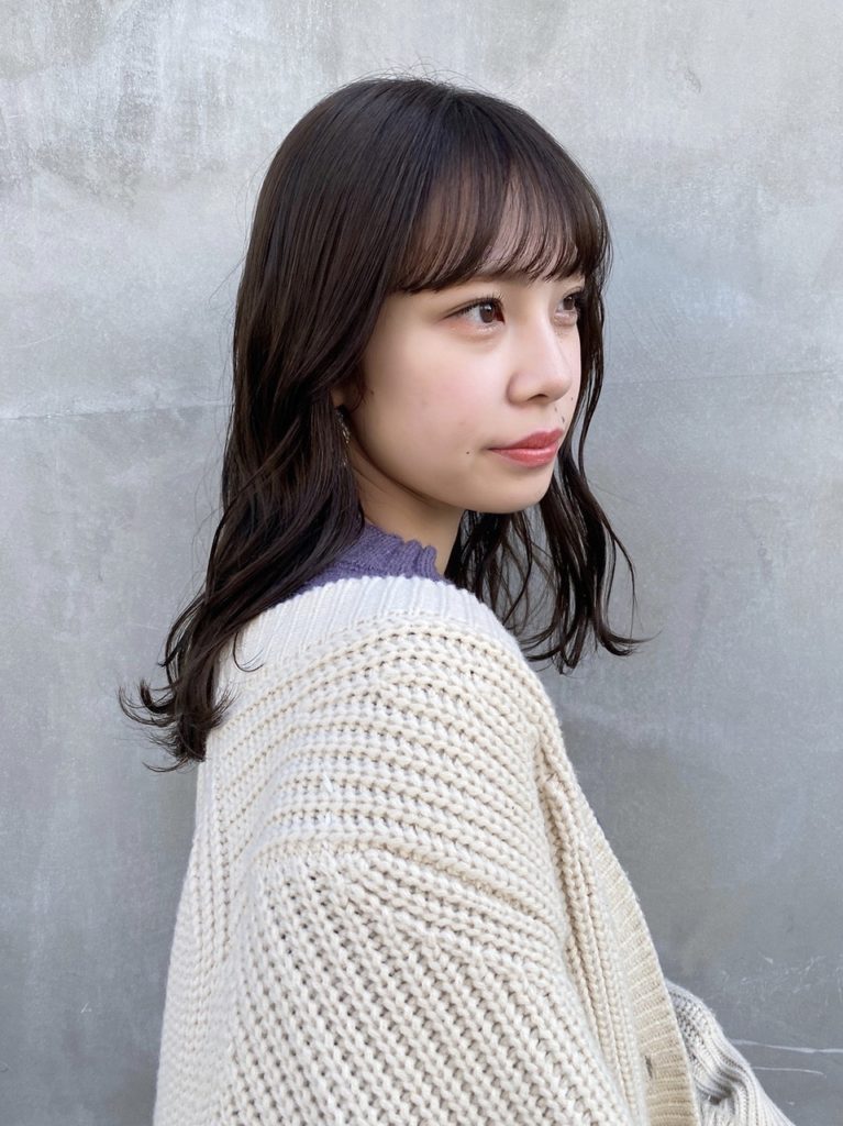 ミディアムスタイルの女性の写真
